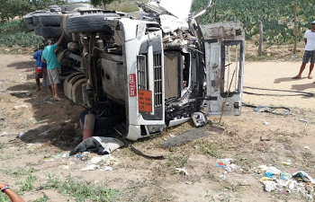 Carreta tomba após desviar de pedestre na BR 324. Vítima foi atingida e morreu na hora