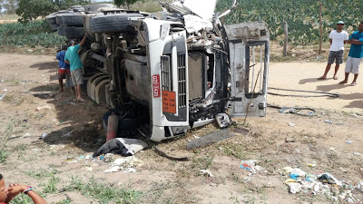 Carreta tomba após desviar de pedestre na BR 324. Vítima foi atingida e morreu na hora