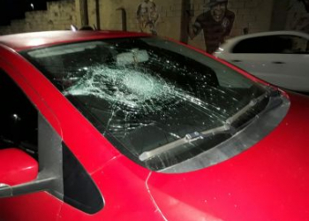 Torcedores depredam carros no Barradão após empate do Vitória diante do Atlético-GO