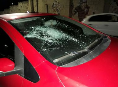 Torcedores depredam carros no Barradão após empate do Vitória diante do Atlético-GO