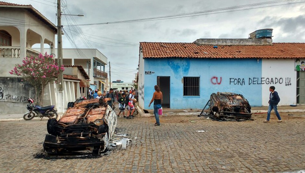 Sede de delegacia é destruída e carros são queimados em protesto contra delegado na Bahia