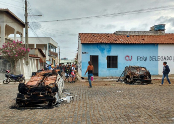 Sede de delegacia é destruída e carros são queimados em protesto contra delegado na Bahia