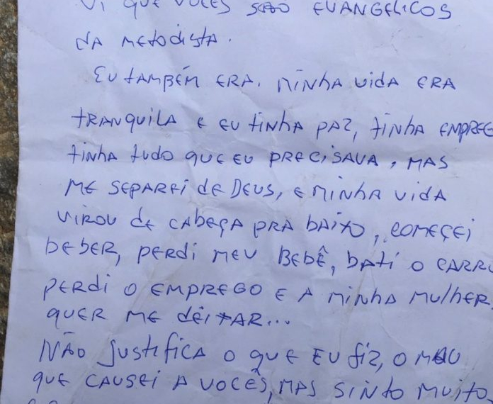 Arrependido, ladrão abandona carro, devolve objetos e deixa carta pedindo perdão para vítima