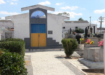 Jovem é executado a tiros dentro do cemitério de Coité