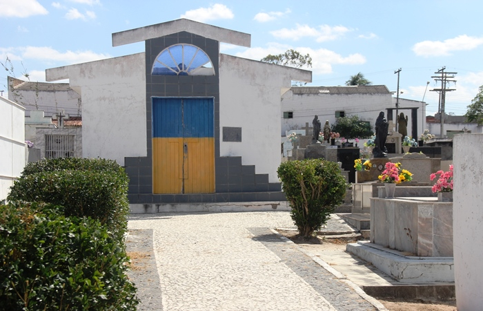 Jovem é executado a tiros dentro do cemitério de Coité
