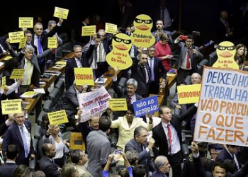 Maioria dos baianos vota a favor de denúncia contra Temer; confira o voto de cada deputado