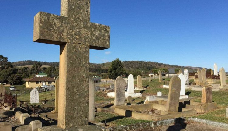 Jovem sai da própria cova após levar dois tiros e pauladas na cabeça