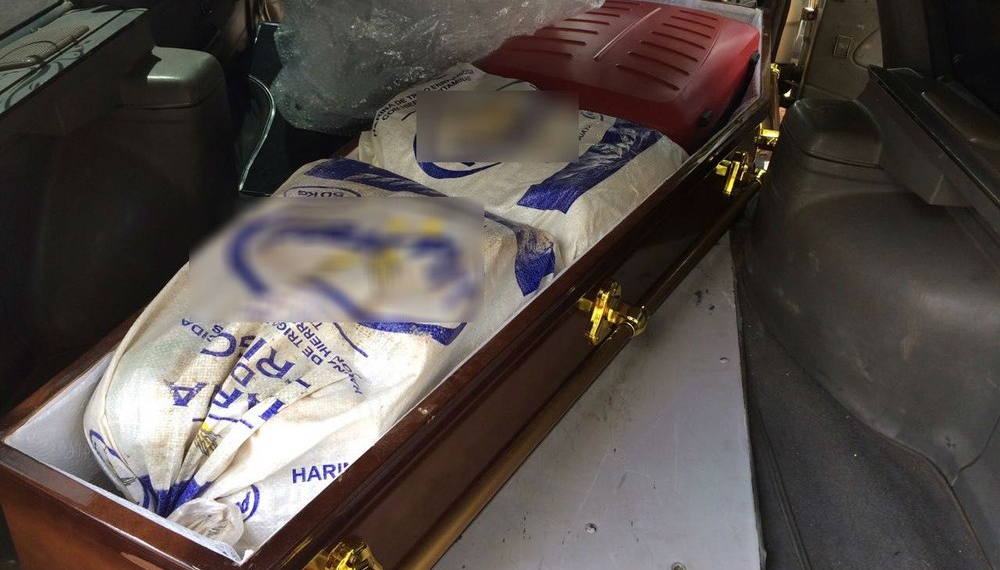 MG – Caixão cheio de drogas é encontrado dentro de carro de suposta funerária e motorista é detido