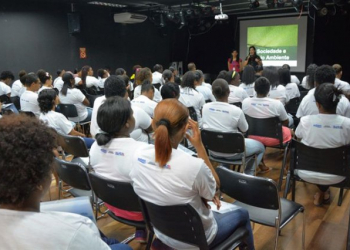 Educador ambiental diz que consumo diário de água mineral não é recomendável