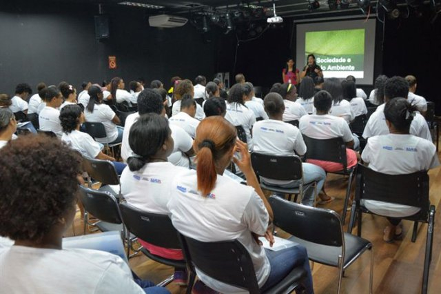 Educador ambiental diz que consumo diário de água mineral não é recomendável
