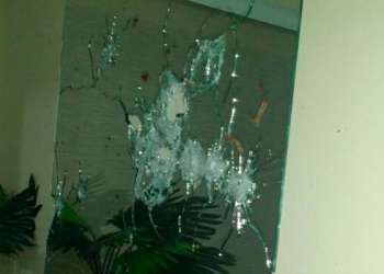 Assaltante se assusta com a própria imagem no espelho e atira contra comparsa na Bahia