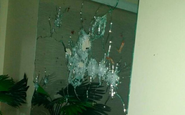 Assaltante se assusta com a própria imagem no espelho e atira contra comparsa na Bahia