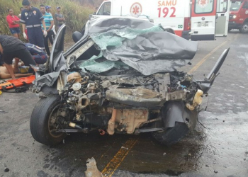Homem morre e dois ficam feridos após carro bater de frente com caminhão na Bahia; veículo ficou destruído