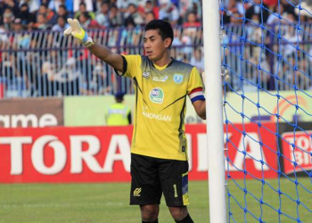 Indonésia: goleiro morre ao se chocar com companheiro brasileiro