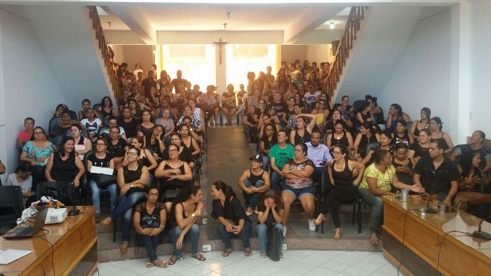 Sem receber salários a quase dois meses, professores da rede municipal de Teofilândia entram em greve