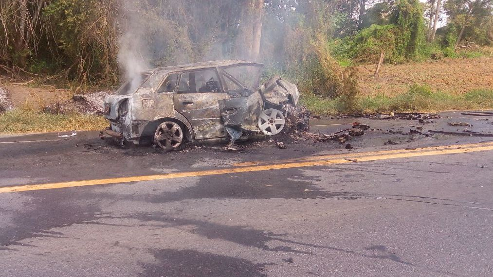 Duas pessoas morrem em acidentes na BR-101; uma vítima foi carbonizada