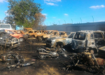 Veículos são incendiados em pátio de delegacia em Vitória da Conquista, sudoeste da Bahia