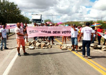 Moradores de Santaluz e Araci fecham BR-116 em protesto contra paralisação de obras do Araci Norte