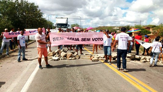 Moradores de Santaluz e Araci fecham BR-116 em protesto contra paralisação de obras do Araci Norte