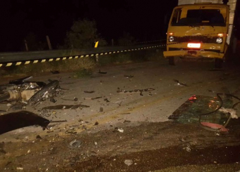 Dois jovens caem em asfalto após moto bater de frente com caminhão e morrem atropelados por carro na Bahia