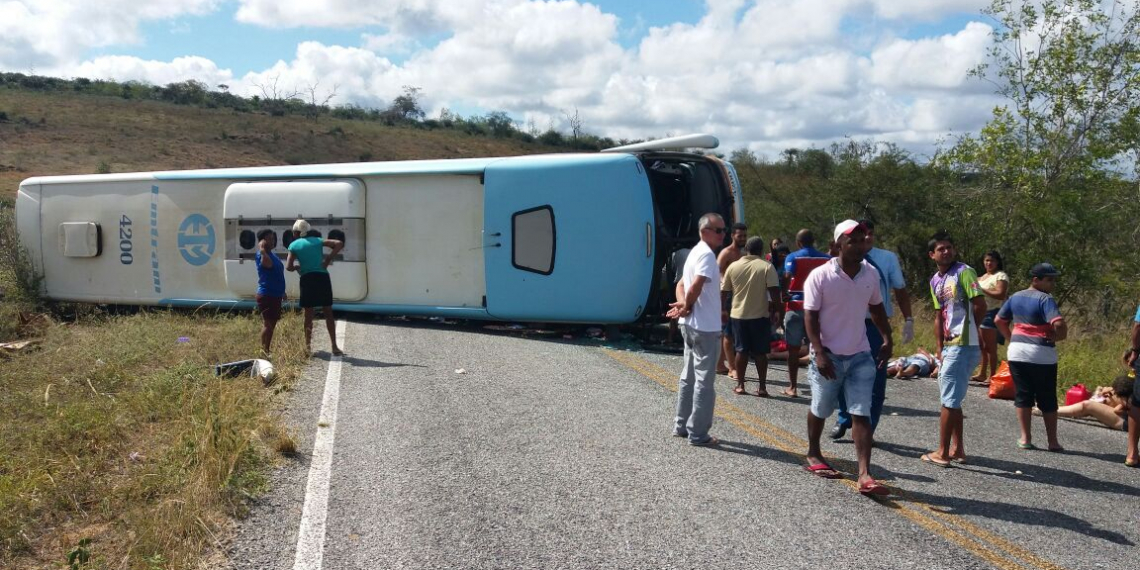 Ônibus que levava turistas de Itaberaba para Jacobina tomba deixando mortos e feridos graves