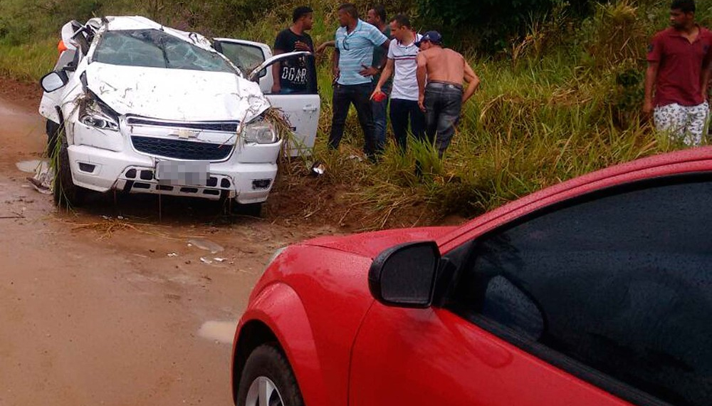 Caminhonete capota após batida com moto na BR-101; acidente deixou dois mortos na BA