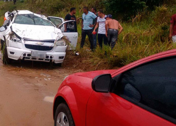 Caminhonete capota após batida com moto na BR-101; acidente deixou dois mortos na BA