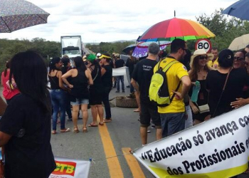 Professores de Teofilândia fecham rodovia federal em protesto por salário atrasado