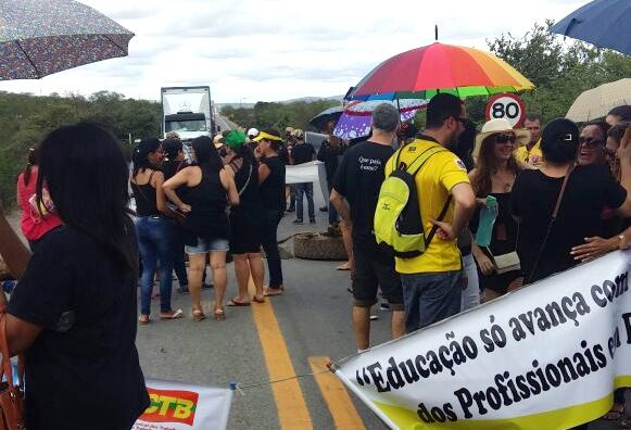 Professores de Teofilândia fecham rodovia federal em protesto por salário atrasado