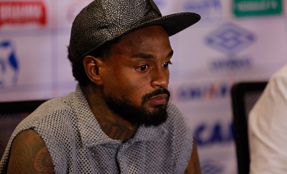 Renê Jr. acusa Tréllez de racismo e deixa campo chorando no Ba-Vi