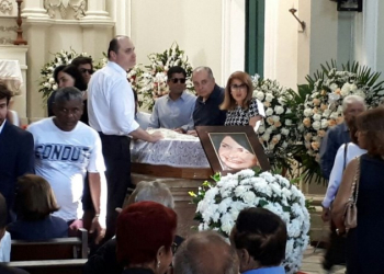 Corpo de Arlette Magalhães, viúva de ACM é enterrado em Salvador