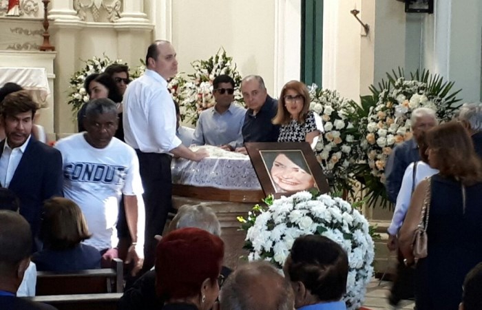 Corpo de Arlette Magalhães, viúva de ACM é enterrado em Salvador