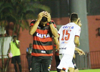 Vitória inicia jogo perdendo para o lanterna, empata e perde um pênalti que poderia ser a quebra de longo jejum