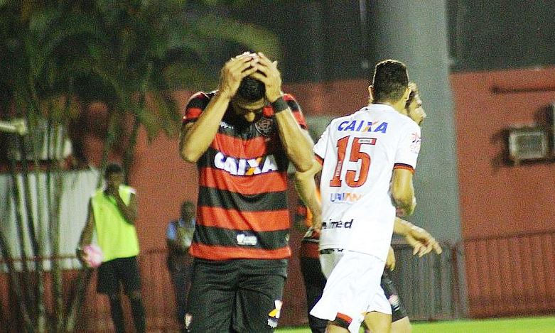 Vitória inicia jogo perdendo para o lanterna, empata e perde um pênalti que poderia ser a quebra de longo jejum
