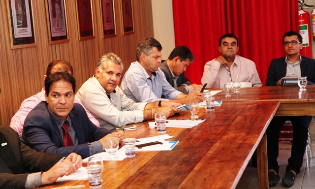 Crise faz prefeitos fecharem as portas e buscarem ajuda na Assembleia nesta quinta (26)