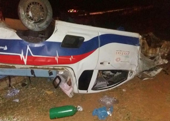 Paciente morre e 3 ficam feridos em capotamento de ambulância em Goiás