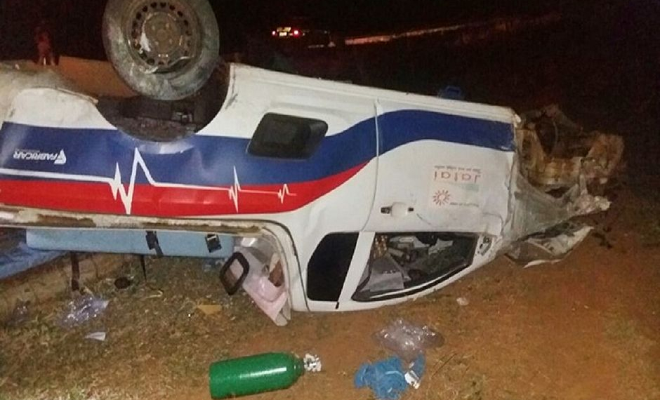 Paciente morre e 3 ficam feridos em capotamento de ambulância em Goiás