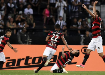 Vitória vira sobre o Botafogo no fim e chega ao quinto triunfo seguido como visitante