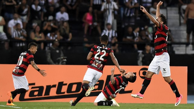 Vitória vira sobre o Botafogo no fim e chega ao quinto triunfo seguido como visitante