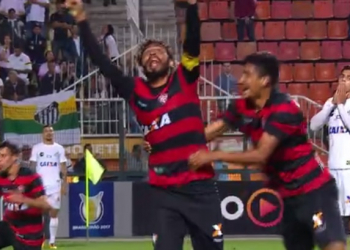 Wallace marca seu primeiro gol depois que retornou para o Vitória no empate com o Santos