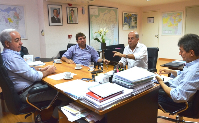 Obras que ligam Alagoinhas a Linha Verde começarão em dezembro, garante secretário ao deputado Joseildo