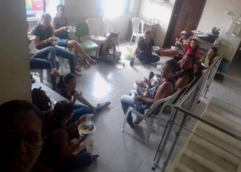 Teofilândia – Em greve há 17 dias, professores ocupam Prefeitura; o almoço foi na sede do executivo