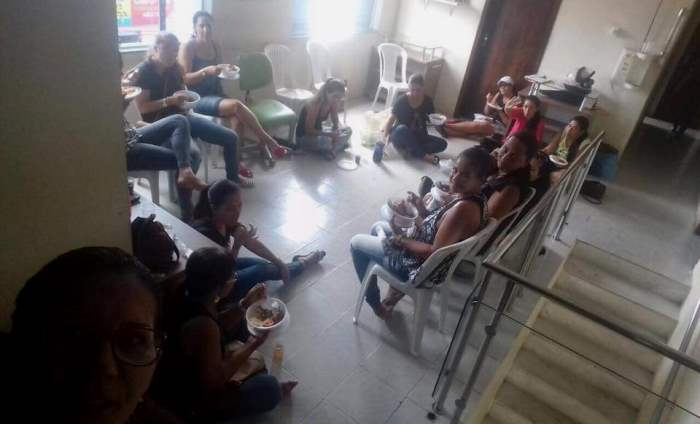 Teofilândia – Em greve há 17 dias, professores ocupam Prefeitura; o almoço foi na sede do executivo