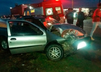 Homem morre e outro fica ferido em batida entre carro e caminhão em Vitória da Conquista