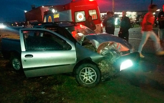 Homem morre e outro fica ferido em batida entre carro e caminhão em Vitória da Conquista