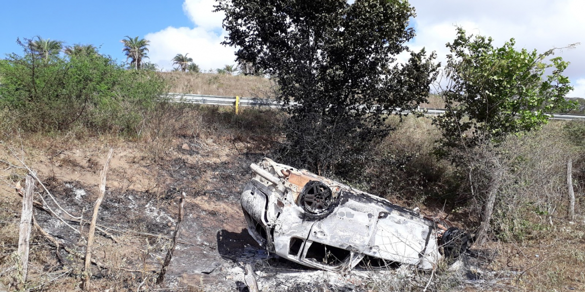 Motorista morre carbonizado após carro sair da pista da BA 130, capotar e pegar fogo