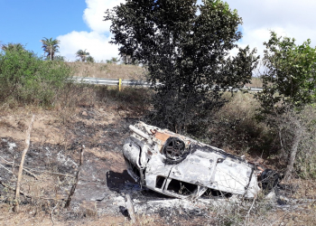 Motorista morre carbonizado após carro sair da pista da BA 130, capotar e pegar fogo