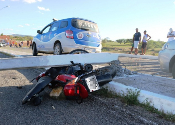 Motociclista fica ferido levemente após veículo derrubar poste em Barrocas