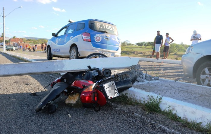 Motociclista fica ferido levemente após veículo derrubar poste em Barrocas