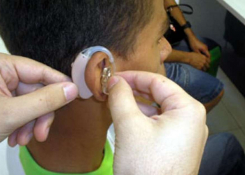 Jovens estão perdendo audição por causa de fones de ouvido, alerta conselho